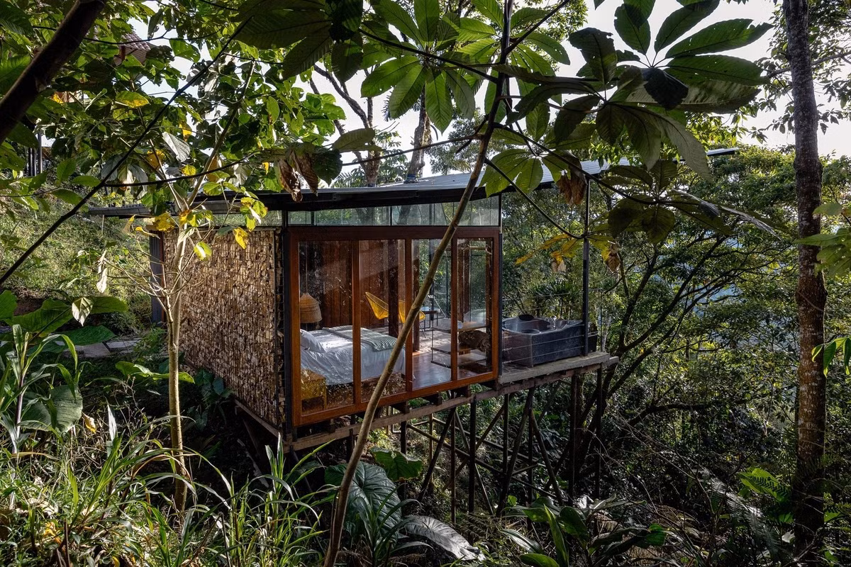 Toàn bộ phần móng của ngôi nhà sử dụng cọc ống thép dầu khí tái chế, hạn chế ảnh hưởng đến độ ẩm của đất và mạch nước ngầm. Ảnh: Archdaily