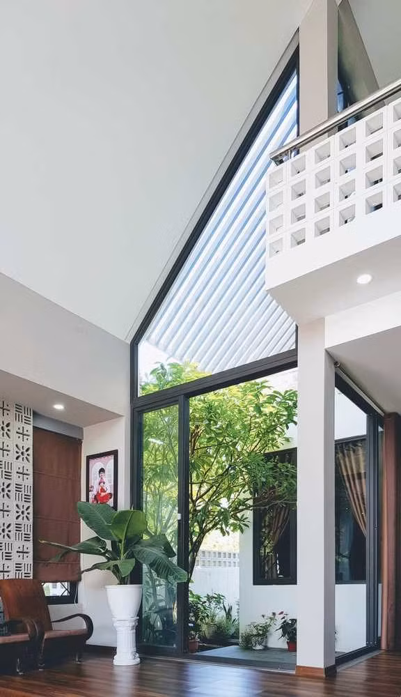 Kiến trúc sư cũng tự tay thiết kế những tấm mica trong các cánh quạt gió phía trước một cách tỉ mỉ. Ảnh: Râu Arch