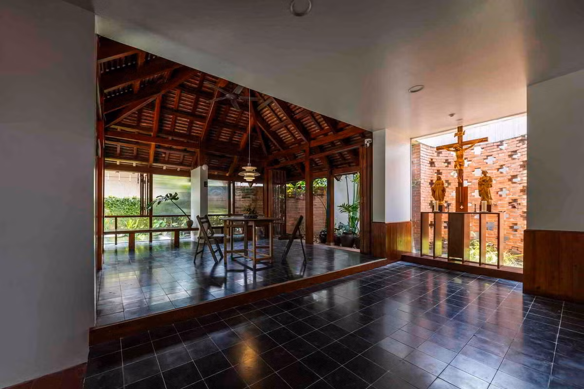 Thiết kế này tránh được lối suy nghĩ phổ biến "càng to càng tốt", thường dẫn đến việc biến những không gian ít sử dụng thành nơi lưu trữ đồ. Ảnh: Hiroyuki Oki