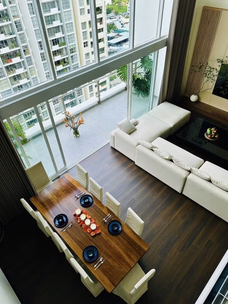 Trên trang cá nhân, nữ ca sĩ khoe tổ ấm mới là một căn hộ thông tầng cao cấp, thoáng đãng tại TP HCM. Ảnh: FBNV