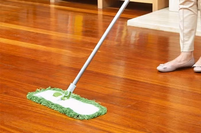 Lau nhà bằng khăn khô là cách chống nồm ẩm đơn giản nhất. Khăn khô thấm nước đọng trên nền nhà, tường gạch và các đồ nội thất. Ảnh: Internet