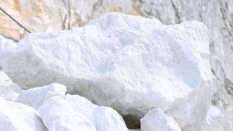 Vôi sống cho vào thùng giấy hoặc thùng gỗ khô, sau đó đặt tại các vị trí dễ tích tụ độ ẩm như góc phòng, cạnh giường, tủ quần áo, chân bàn ghế hoặc sát tường. Ảnh: Dân Việt