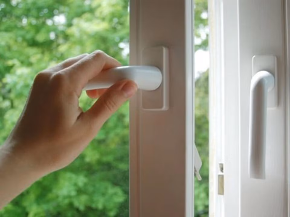 Do đó, nên đóng kín cửa sổ, cửa ra vào, đặc biệt vào sáng sớm và tối muộn để tránh hơi ẩm tràn vào. Ảnh: Internet