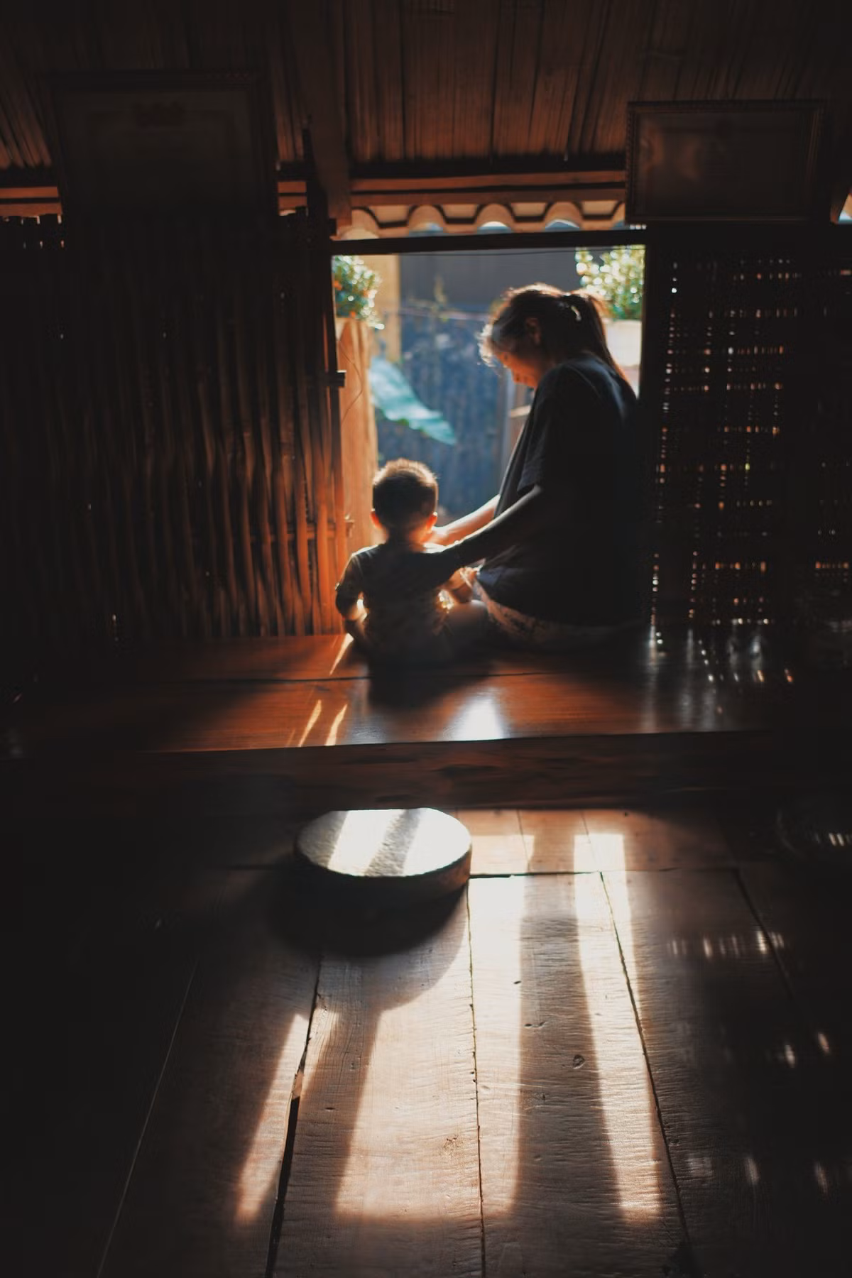 Sau khi đăng quang, H'Hen Niê đã xây lại căn nhà khang trang cho bố mẹ. Dù vậy, bố mẹ của nàng hậu vẫn thường xuyên sinh hoạt ở căn nhà sàn vốn đã gắn bó mấy chục năm qua. Ảnh: FBNV