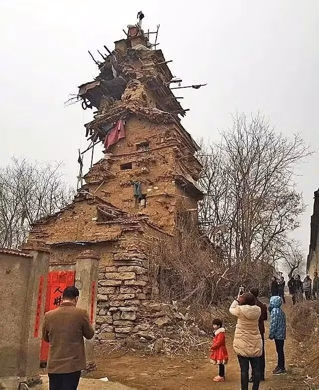 Giữa vùng quê hẻo lánh ở tỉnh Sơn Đông (Trung Quốc), một ngôi kỳ dị cao 7 tầng, dáng nghiêng nổi bật thu hút sự chú ý của nhiều người. Ảnh: Sohu