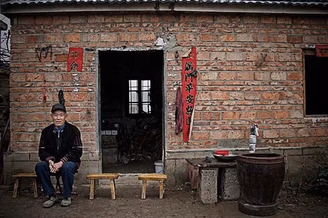 Chủ nhân của ngôi nhà là lão nông Hồ Quang Châu (SN 1961, tại Trung Quốc). Sau biến cố, ông trở thành người ngơ ngẩn” trong mắt xóm làng. Hai người em trai cũng sớm rời quê đi làm xa kèm lời hứa: "Khi có tiền, tụi em sẽ về, xây nhà 7 tầng cho anh ở". Ảnh: Sohu