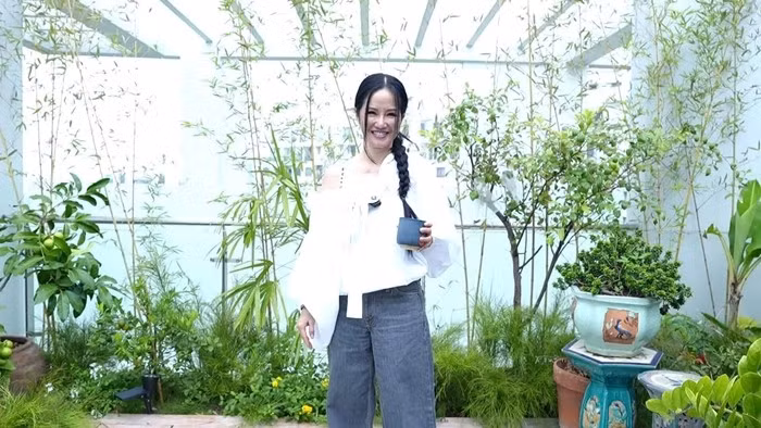 Hồng Nhung dành một khoảng diện tích trong căn hộ để làm khu vườn nhỏ trồng cây, hoa và rau xanh. Ảnh chụp màn hình