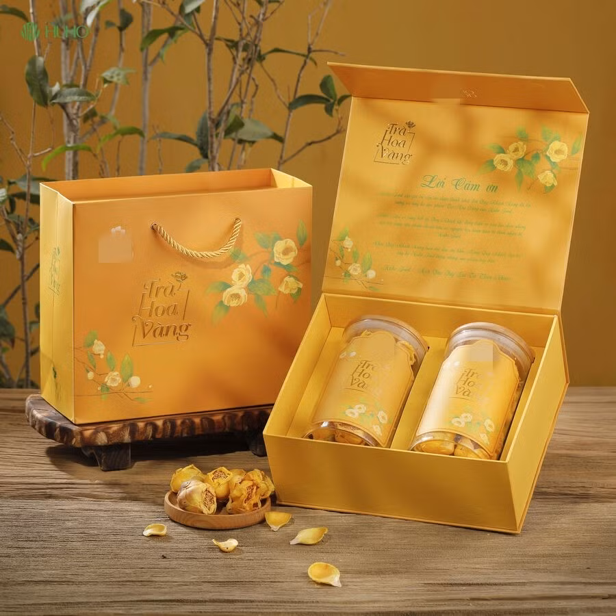 Một số cửa hàng còn thiết kế hộp trà hoa vàng sang trọng, kèm chứng nhận nguồn gốc để phục vụ phân khúc khách hàng cao cấp. Ảnh: Huyền Huho