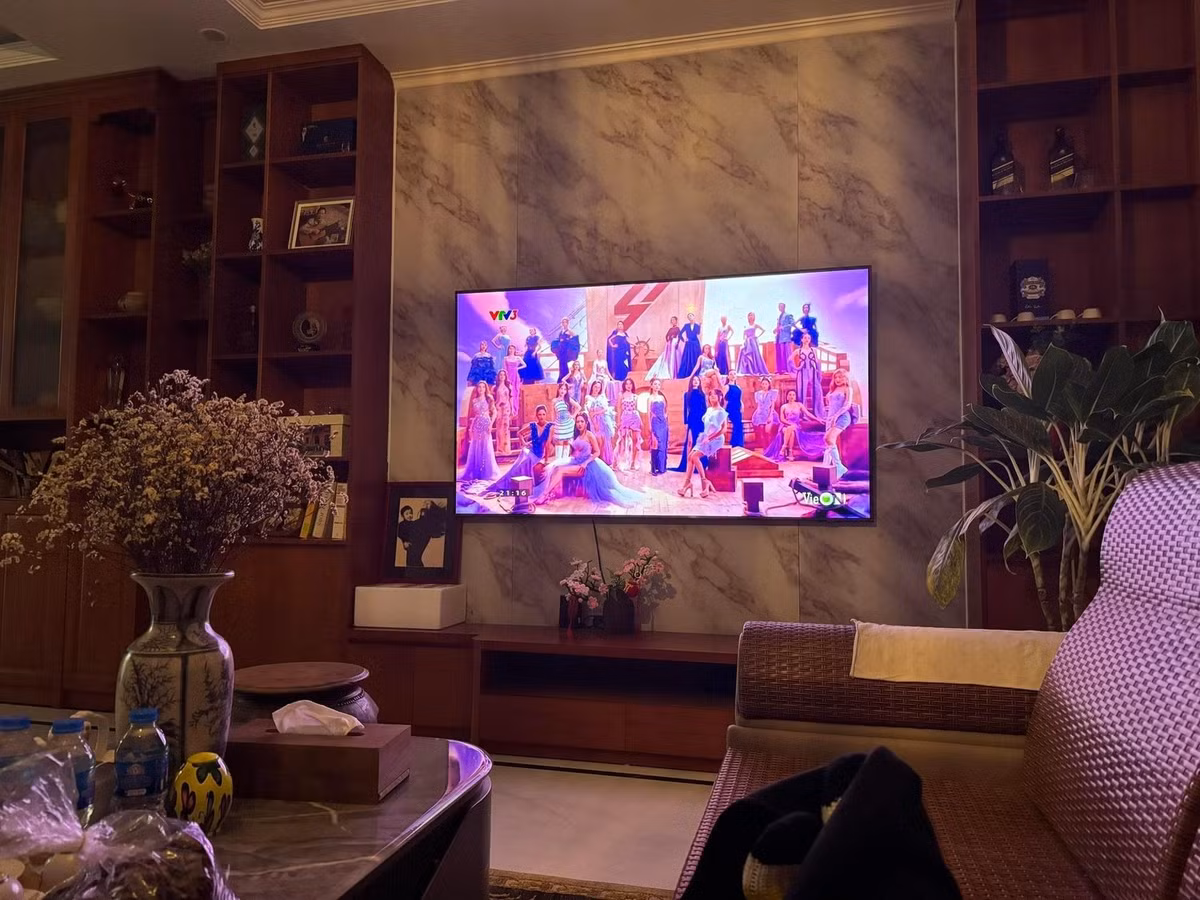 Phòng khách tối giản nhưng sang trọng. Ảnh: FBNV