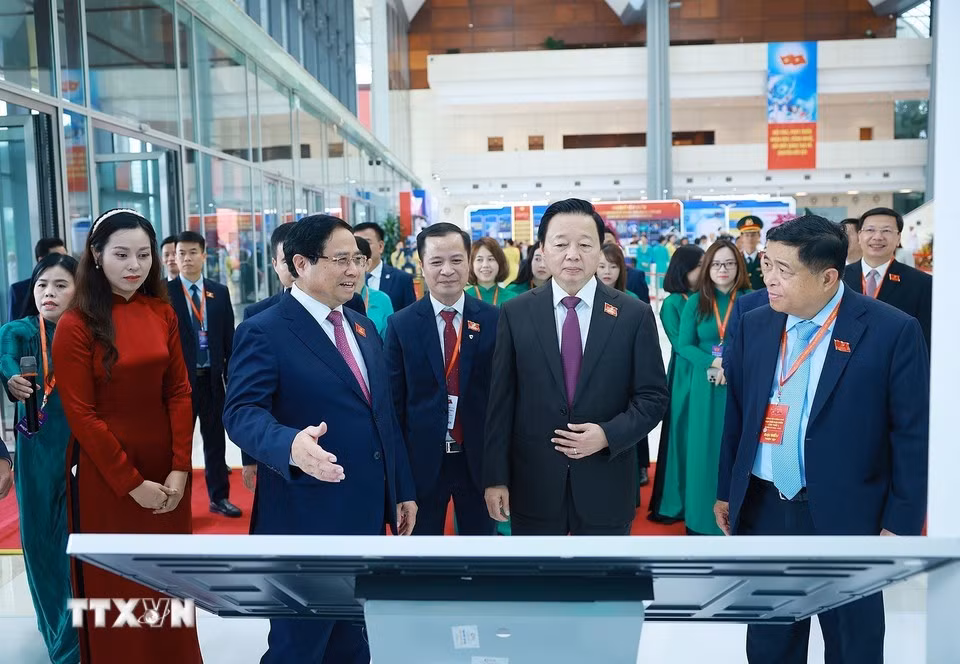 Thủ tướng Phạm Minh Chính và các đại biểu tham quan trưng bày thành tựu phát triển khoa học, công nghệ và đổi mới sáng tạo. Ảnh: Dương Giang/TTXVN