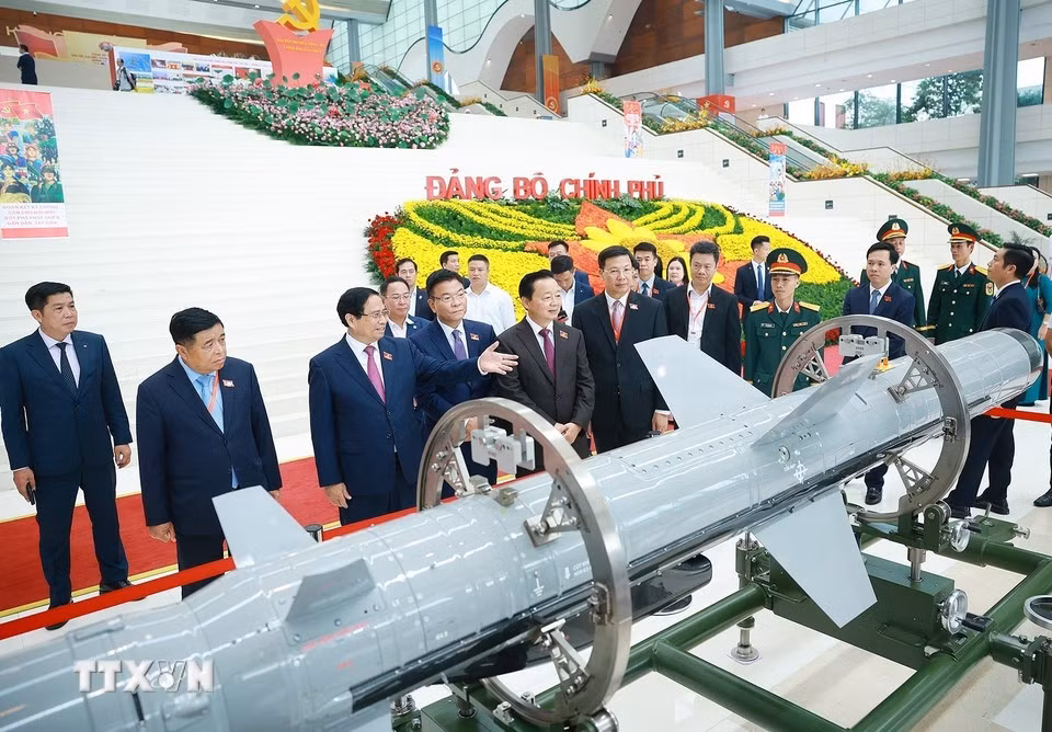 Thủ tướng Phạm Minh Chính và các đại biểu tham quan trưng bày thành tựu phát triển khoa học, công nghệ và đổi mới sáng tạo. Ảnh: Dương Giang/TTXVN