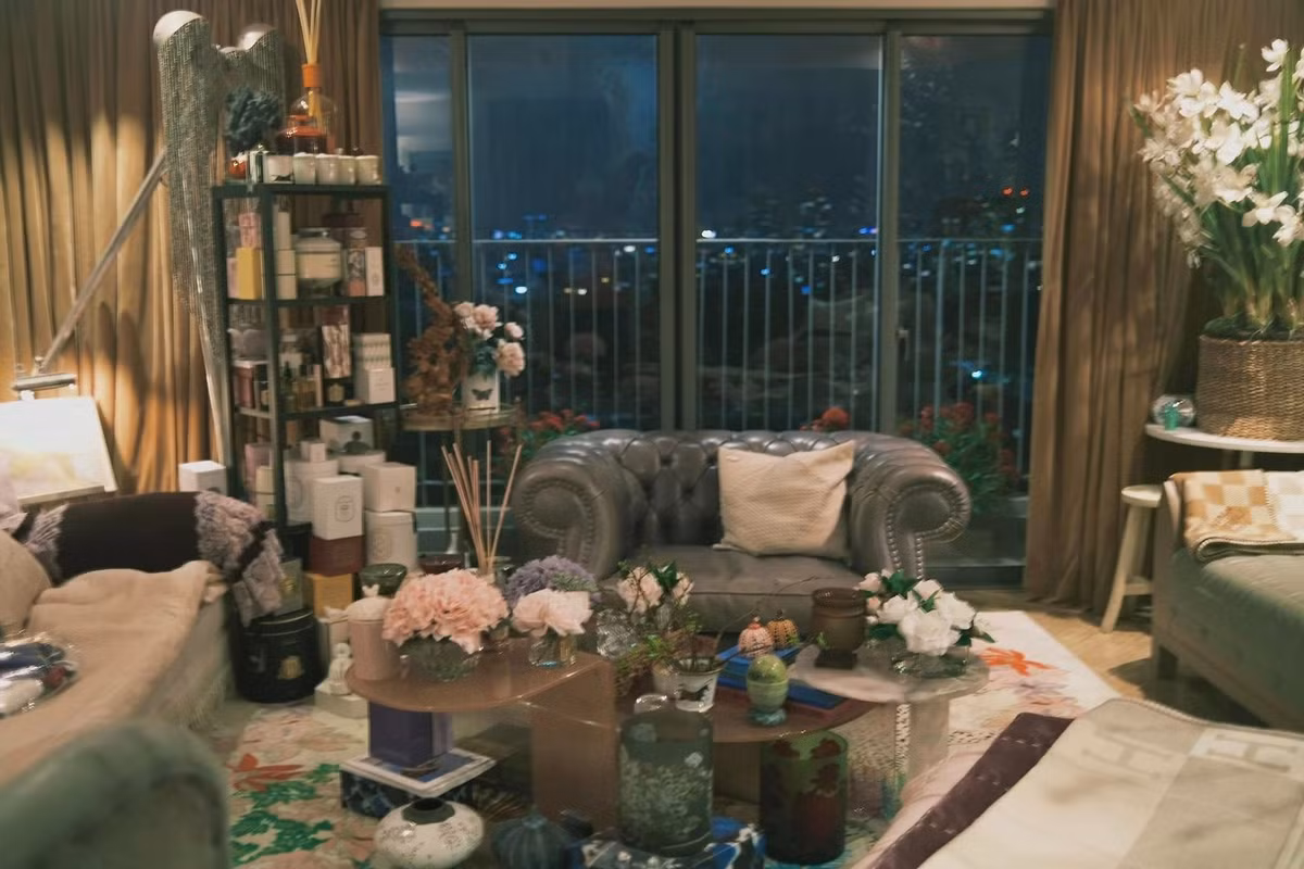 Với con mắt nghệ thuật sắc sảo, Lý Quí Khánh kiến tạo một không gian sống vừa riêng biệt, vừa ấn tượng, phản ánh trọn vẹn cá tính và gu thẩm mỹ của anh. Ảnh: FBNV