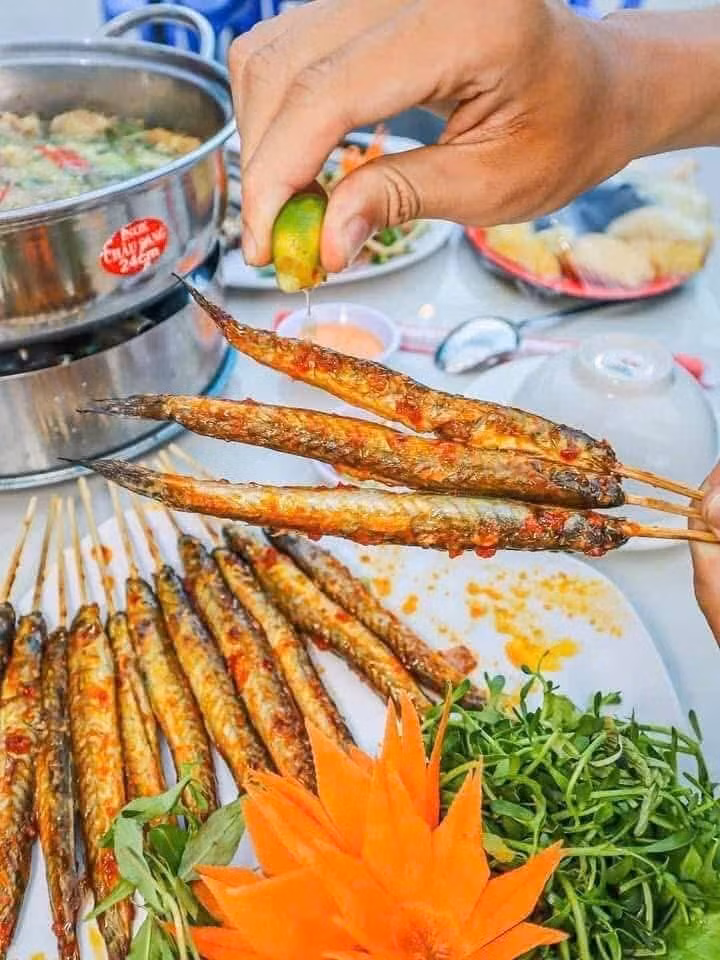 Nổi bật nhất là lẩu cá kèo – món ăn đặc trưng của người miền Tây. Ảnh: Facebook