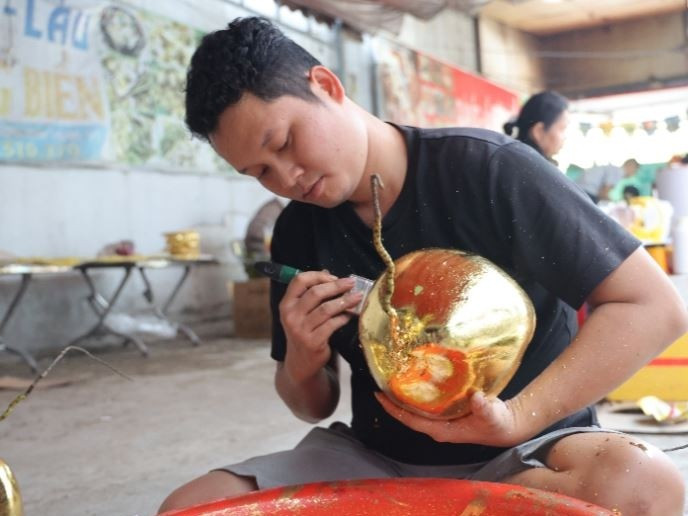 Với những thợ tay nghề cao, số lượng lá vàng sử dụng có thể ít hơn song vẫn đảm bảo bề mặt phủ đều và mịn. Ảnh: Báo tin tức