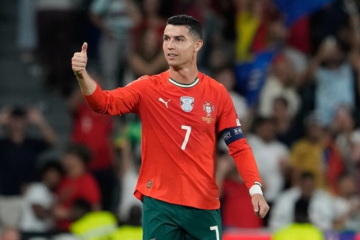 Ở tuổi 40, Cristiano Ronaldo không chỉ là một kỷ lục gia trên sân cỏ mà còn là "cỗ máy in tiền" đúng nghĩa tại Al Nassr. Ảnh: Inquirer
