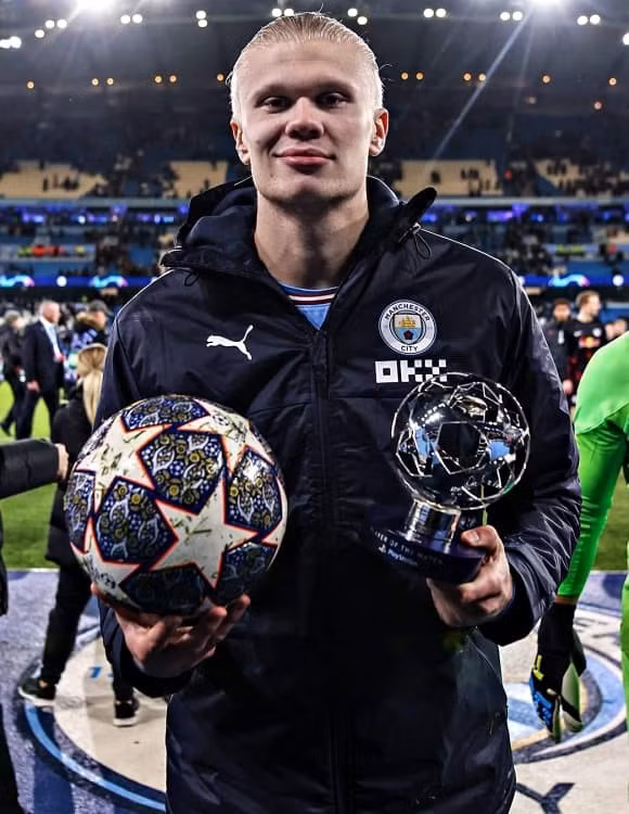 Thu nhập của "quái thú" người Na Uy tại Manchester City chủ yếu đến từ các khoản thưởng thành tích khổng lồ và sự săn đón của các nhãn hàng thể thao danh tiếng như Nike. Ảnh: Forbes.