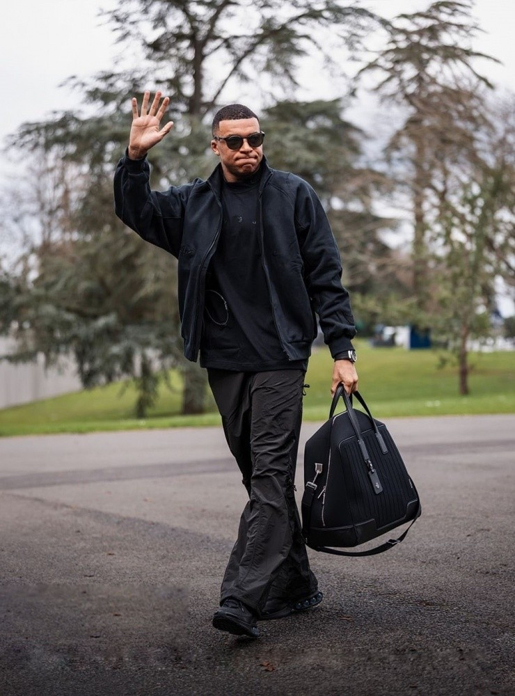 Sau khi gia nhập Real Madrid, Kylian Mbappé đứng thứ tư với thu nhập khoảng 90 triệu USD (hơn 2,3 nghìn tỷ đồng). Ảnh: FBNV