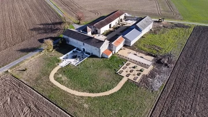 Đây là ngôi làng nhỏ bao gồm một dinh thự lớn và các tòa nhà xung quanh. Nơi này không có điện, không có nước máy. Ảnh: La Galiserie