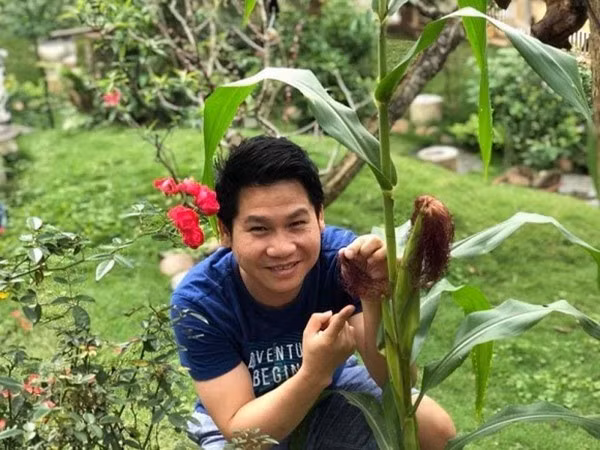 Căn nhà vườn là vô giá với nam ca sĩ bởi nó là nơi anh và gia đình trở về bên ông bà, bố mẹ vào mỗi dịp lễ, Tết hay những ngày nghỉ cuối tuần. Ảnh: FBNV