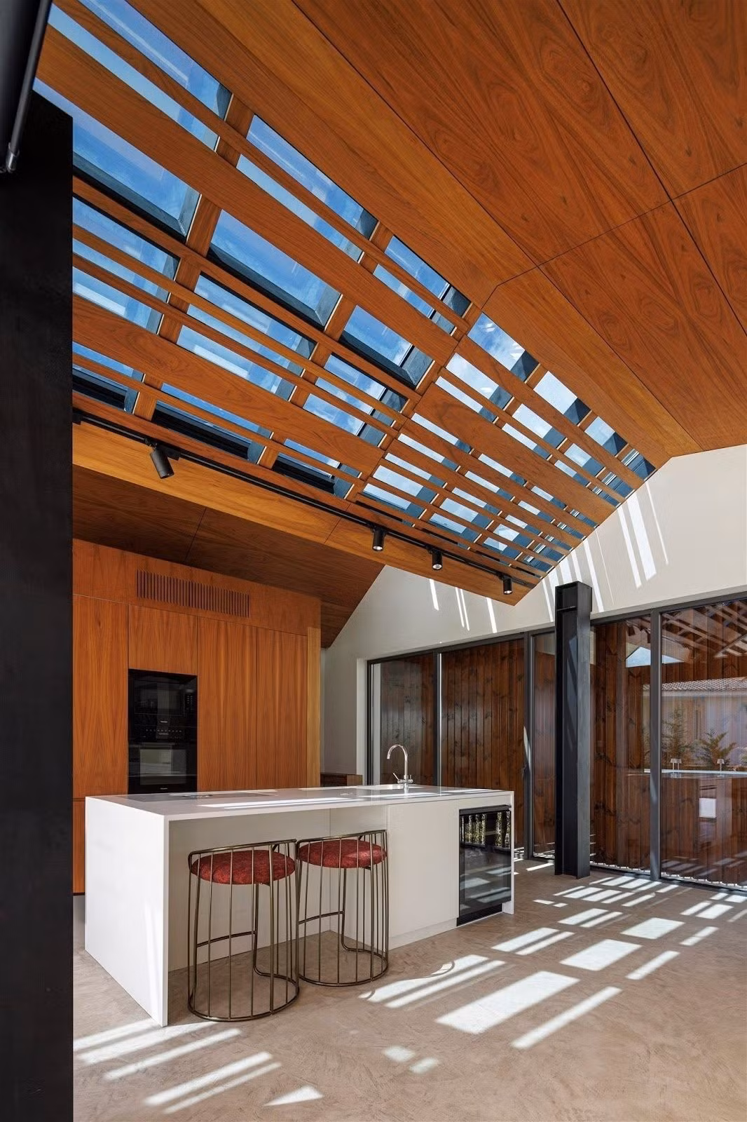 Trần gỗ óc chó kết hợp ánh sáng xuyên qua khe mái, tạo không gian sống động. Ảnh: Amazingarchitecture