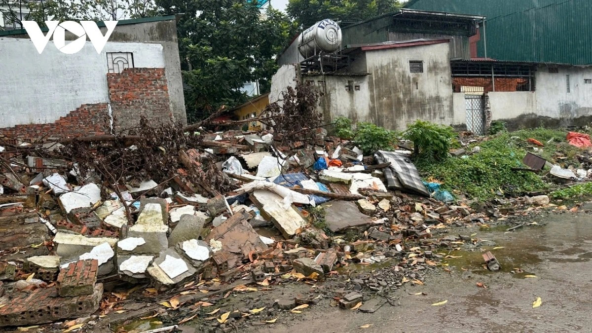 Quanh hồ vẫn còn ngổn ngang vật liệu, khung sắt, tấm tôn cũ phế thải.