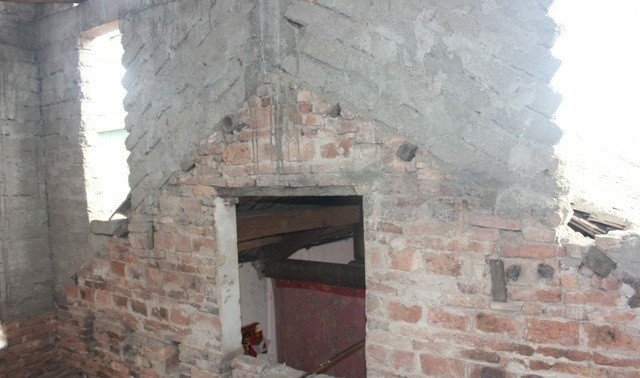 Phần tường xây chắp nối từ ngôi nhà cũ. Ảnh: GiadinhVietNam