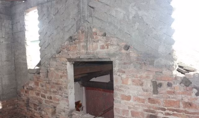 Phần tường xây chắp nối từ ngôi nhà cũ. Ảnh: GiadinhVietNam