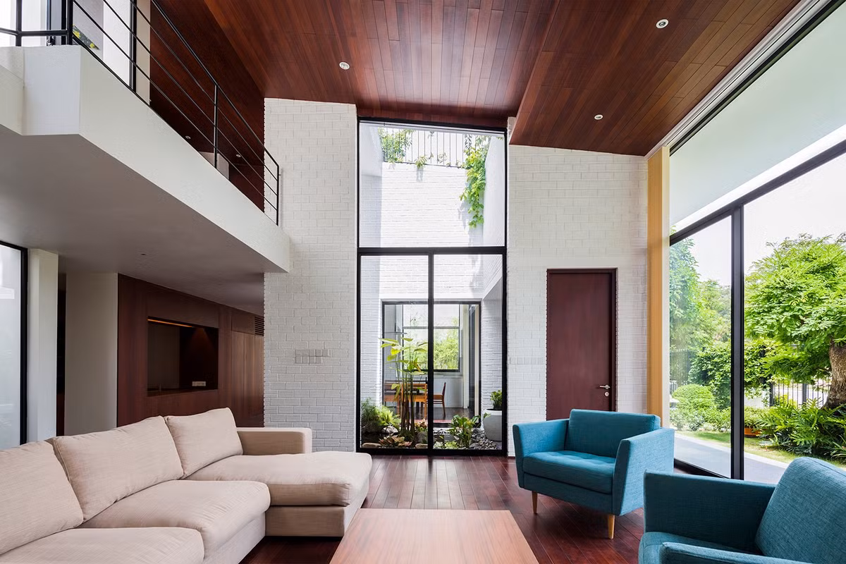 Bên dưới mái ngói là phòng khách, phòng ăn và phòng ngủ, trong khi các không gian dịch vụ như phòng tắm, kho chứa đồ và không gian lưu thông, nằm bên dưới mái xanh. Ảnh: Hiroyuki Oki