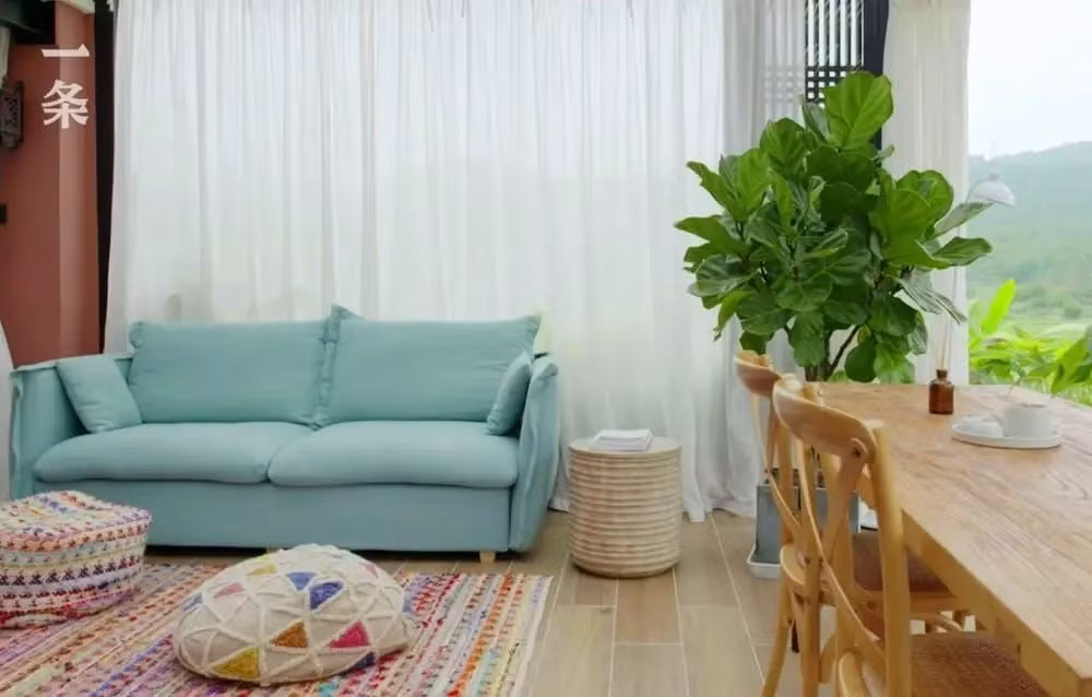 Không gian sinh hoạt chung thiết kế mở, góc nào cũng ngập ánh sáng tự nhiên. Phòng khách nối liền với phòng ăn. Ảnh: Megaphone