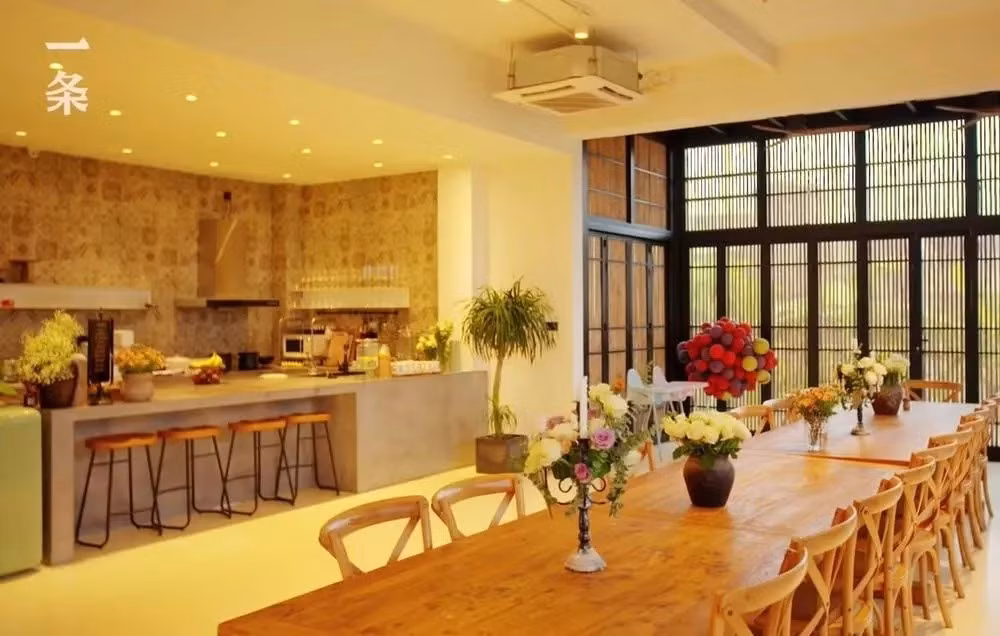 Điểm nhấn là khu bếp rộng tới mức mọi người có thể tự chuẩn bị bữa ăn riêng mà không ảnh hưởng đến việc của nhau. Ảnh: Reddit