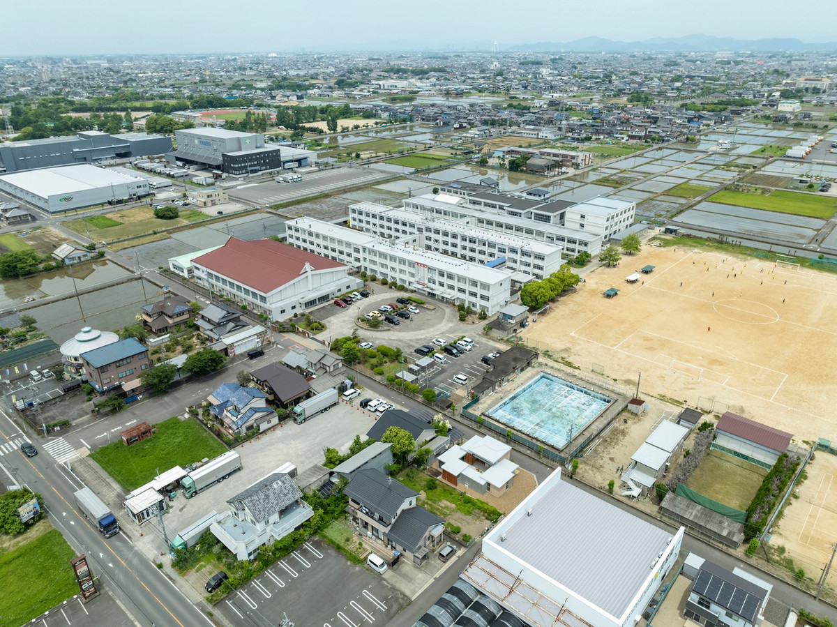 Khu vực xung quanh là một vùng đô thị nơi cảnh quan rộng lớn của những cánh đồng lúa cùng tồn tại với quy mô cuộc sống thường thấy ở các khu dân cư. Ảnh: Studio ToLoLo