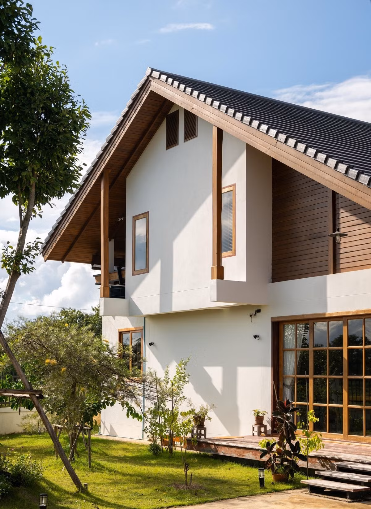 Độ dốc vừa phải giải quyết tốt các yêu cầu về khí hậu như thoát nước, giảm bức xạ nhiệt, tạo cảm giác gần gũi thiên nhiên. Ảnh: Rungkit Charoenwat