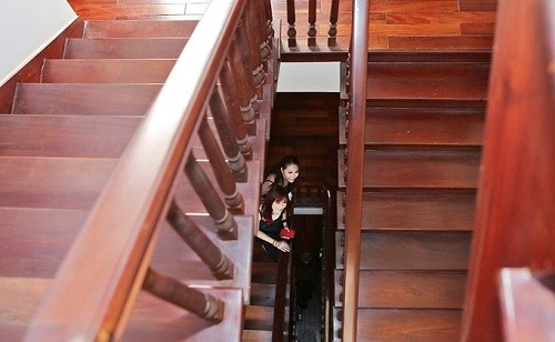 Cầu thang gỗ là điểm nhấn của ngôi nhà. Ảnh: Dân Việt