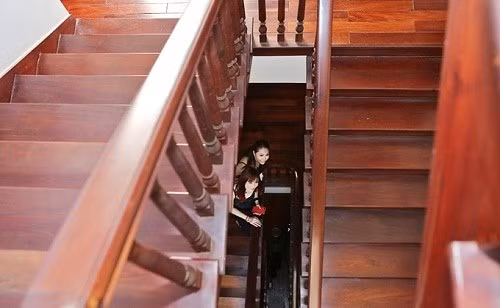 Cầu thang gỗ là điểm nhấn của ngôi nhà. Ảnh: Dân Việt