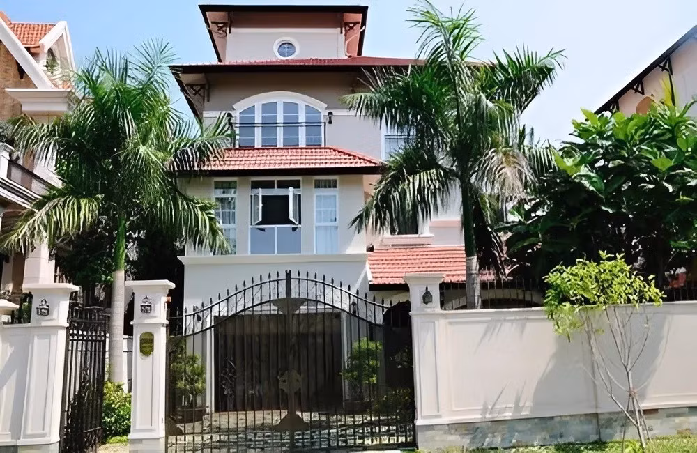 Biệt thự của gia đình Hiền Mai rộng khoảng 800m2, gồm 1 trệt và hai lầu, theo phong cách châu Âu cổ điển. Ảnh: Internet