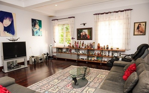 Phòng sinh hoạt chung của gia đình được bố trí ở tầng lửng. Ảnh: Dân Việt