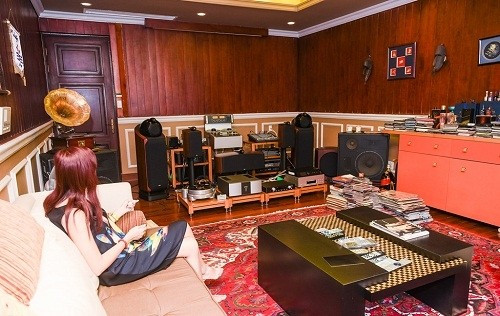 Hiền Mai và ông xã còn đầu tư phòng giải trí hiện đại với máy chiếu và dàn máy nghe nhạc cao cấp. Ảnh: Dân Việt