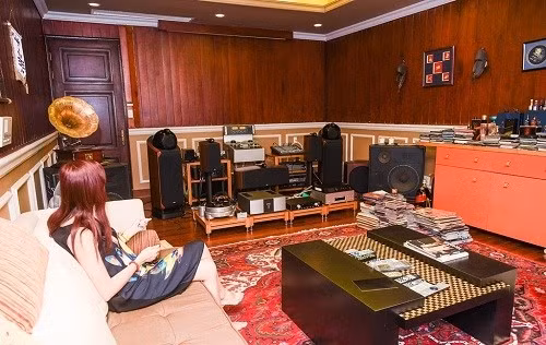 Hiền Mai và ông xã còn đầu tư phòng giải trí hiện đại với máy chiếu và dàn máy nghe nhạc cao cấp. Ảnh: Dân Việt