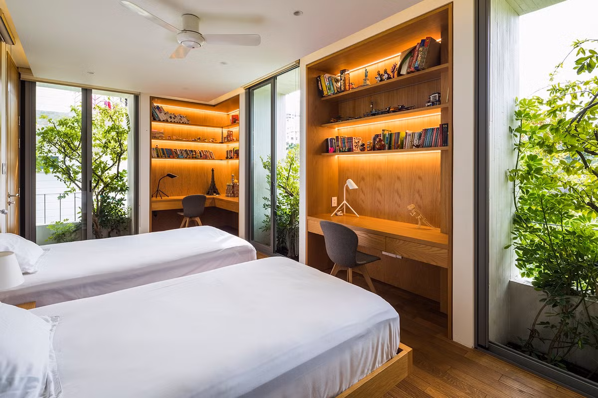 Trái ngược với không gian chung, các phòng riêng tư như phòng ngủ được bố trí thành các khối liền mạch. Ảnh: Hiroyuki Oki