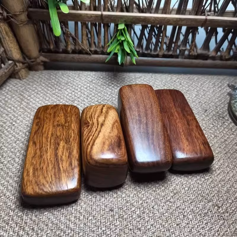 Hoàng hoa lê được xếp vào nhóm gỗ “hoàng gia” — được dùng đóng bàn ghế, tủ chạm khắc, và đồ mỹ nghệ cao cấp trong cung điện. Ảnh: Nkfurn