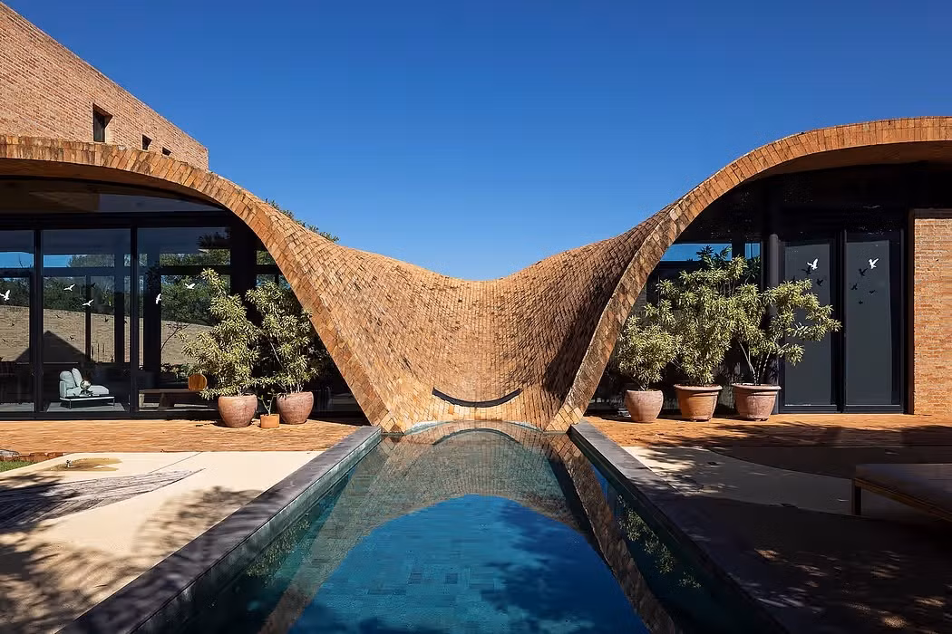 Ấn tượng nhất là một mái vòm gạch. Kết cấu gạch tăng thêm sức nặng trong khi mái vòm tỏa nhiệt, tạo ra một đường bóng râm ổn định trên các bậc thang. Ảnh: Homeadore