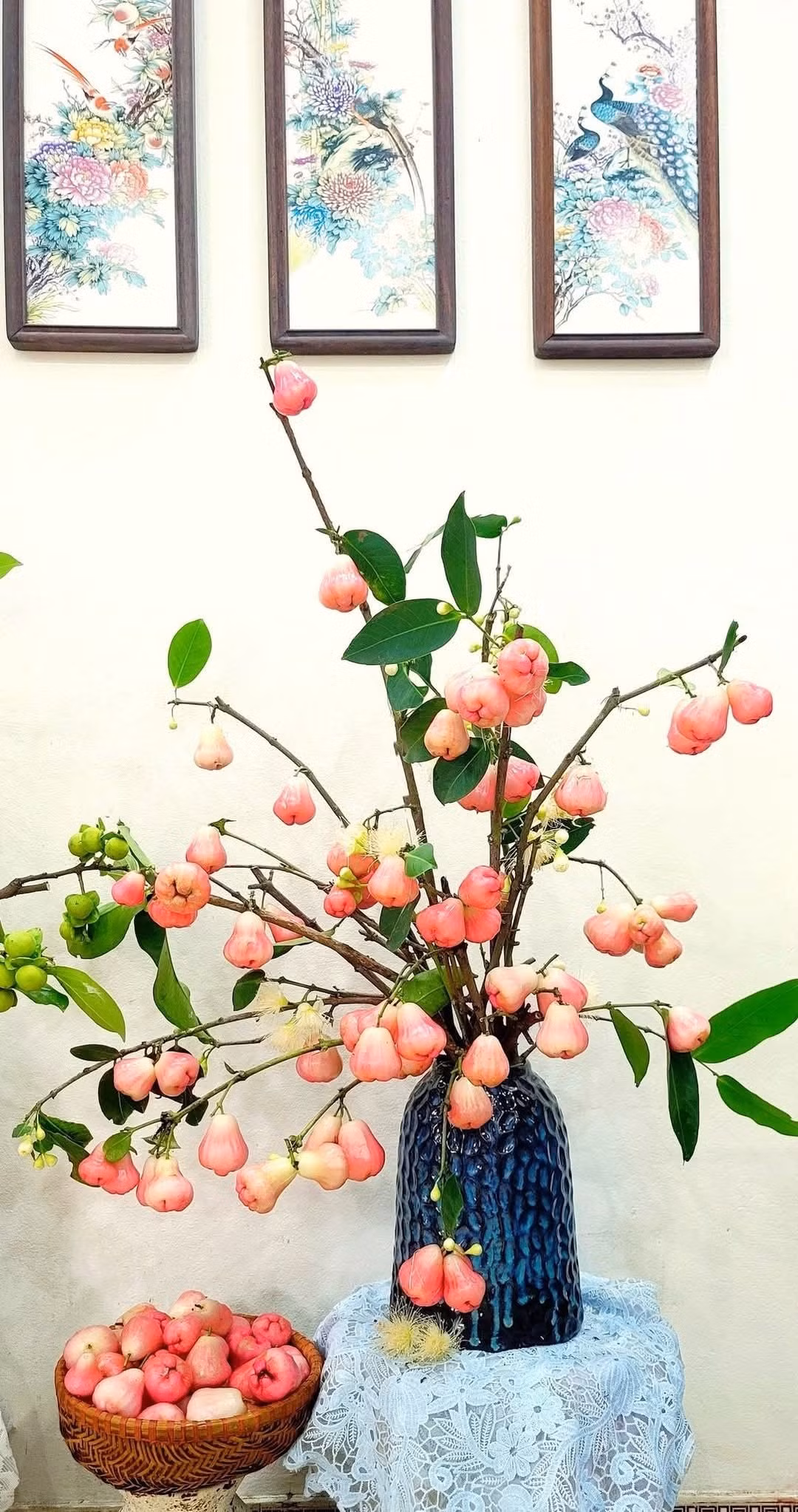 Những cành roi đỏ cũng được chị Huyền cắm vào lọ trông rất sinh động. Ảnh: Huyền Tạ