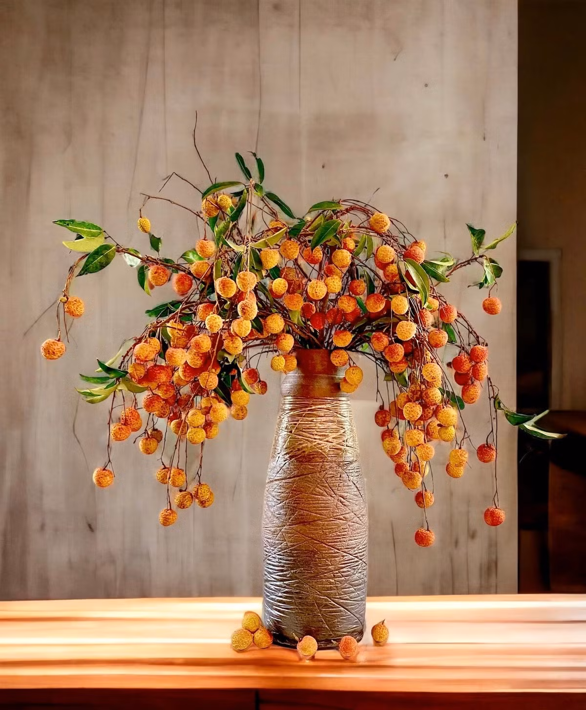 Cành vải với quả chín đỏ, vàng giữa những chiếc lá xanh mang đến một không gian mới sống động. Ảnh: FB Hana Ha Pham