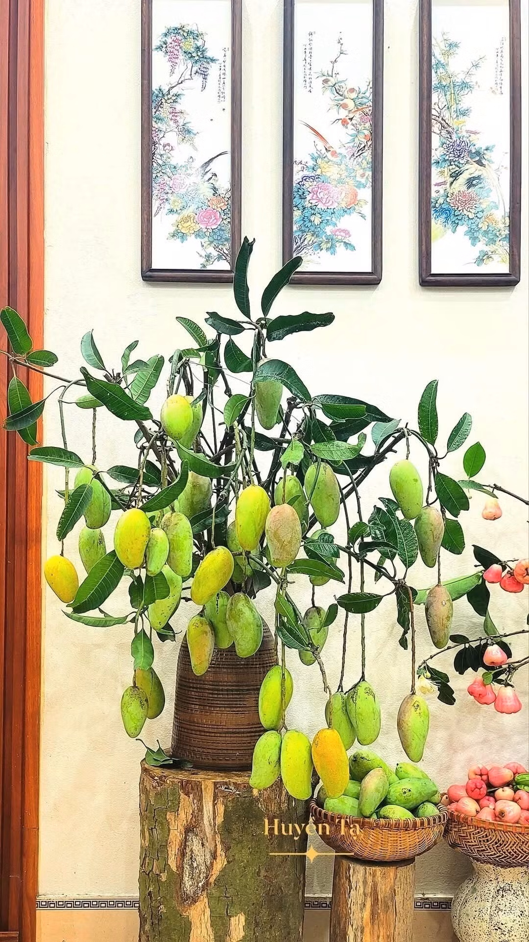 Bình quả xoài lúc lỉu được chị Huyền tạo thế đẹp mắt. Ảnh: Huyền Tạ