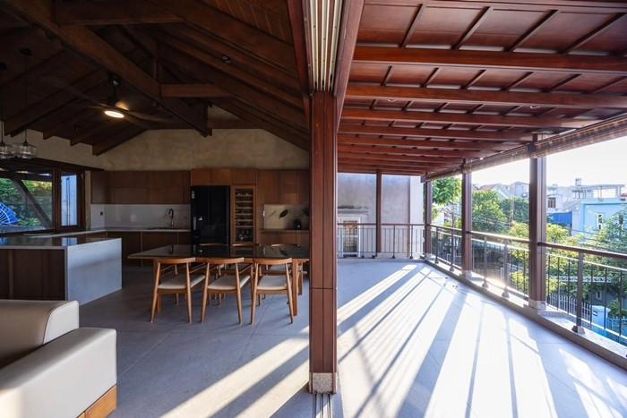 Các cột tròn bê tông nâng đỡ khối nhà, giúp tổng thể nhẹ nhàng và thông thoáng. Ảnh: Trieu Chien