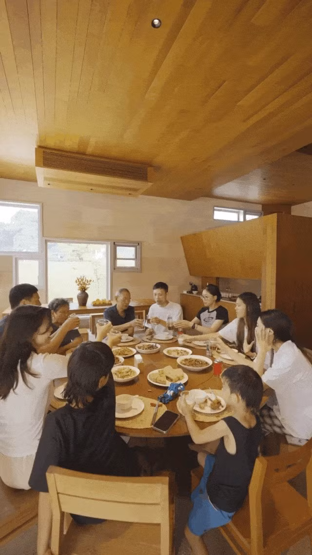 Do bố mẹ đã ngoài 80 tuổi, nam doanh nhân sắp xếp phòng họ ở tầng 1 và lắp đặt thang máy để thuận tiện di chuyển. Ảnh: Sohu