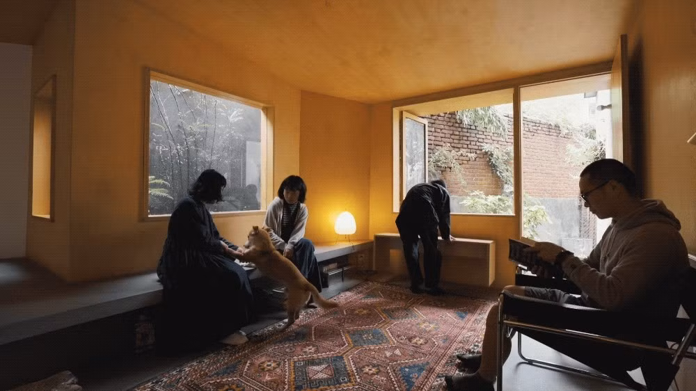 Ghế chữ L liền tường vừa là sofa vừa là chỗ nằm, đồng thời có khoang chứa đồ bên dưới. Ảnh: Weibo