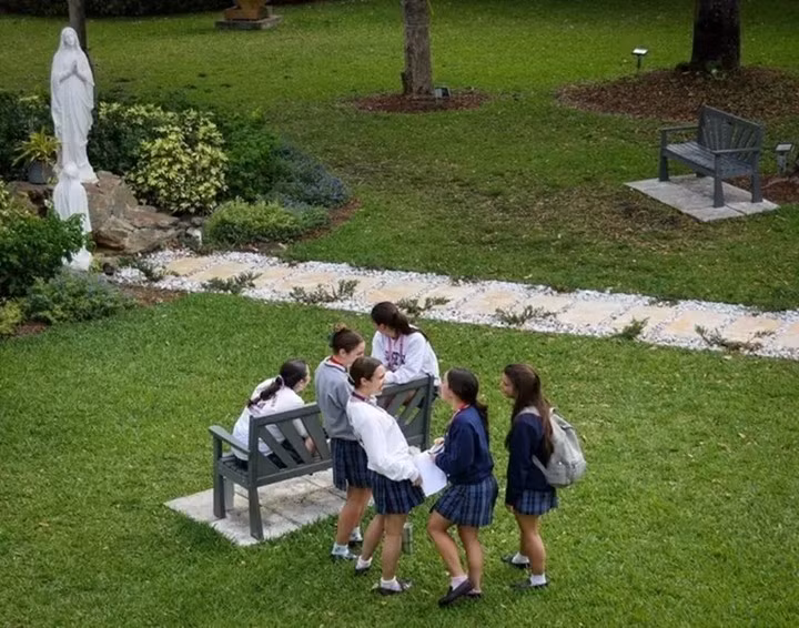 Khu phố này chỉ cách một vài phút là đến nhiều trường tư thục đắt tiền. Học phí hàng năm có thể lên tới 35.000 USD (hơn 920 triệu VNĐ) cho bậc mẫu giáo, 38.000 USD (khoảng hơn 1 tỷ VNĐ) cho bậc tiểu học và 54.820 USD (1,4 tỷ VNĐ) cho bậc trung học. Ảnh: Miami Herald/TNS