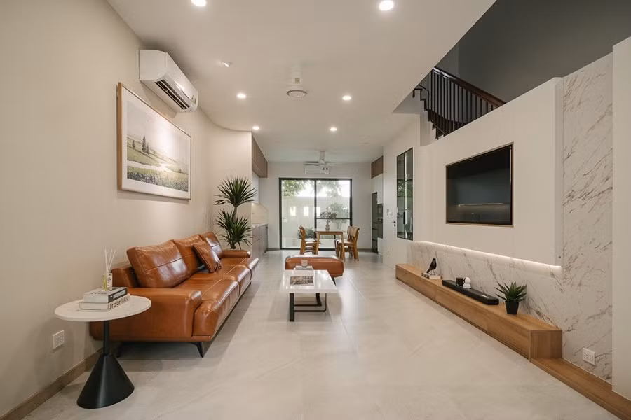 Vì vậy, kiến trúc sư xử lý triệt để toàn bộ các vấn đề kỹ thuật, đồng thời thiết kế lại không gian sống theo triết lý tối giản, tiện nghi, ấm cúng và linh hoạt cho các thành viên gia đình. Ảnh: Kim Tùng