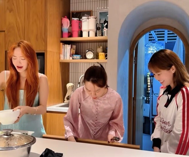 Mới đây, streamer Misthy khiến cộng đồng mạng xuýt xoa khi đăng tải đoạn clip khám phá căn bếp trong căn hộ cao cấp của Phạm Quỳnh Anh. Ảnh chụp màn hình